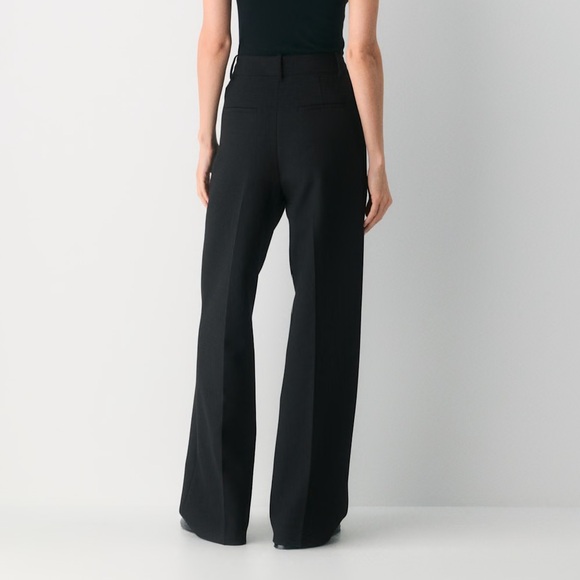 Aritzia The Effortless Pant - (Re)ssential in Black size 4 - Picture 3 of 8